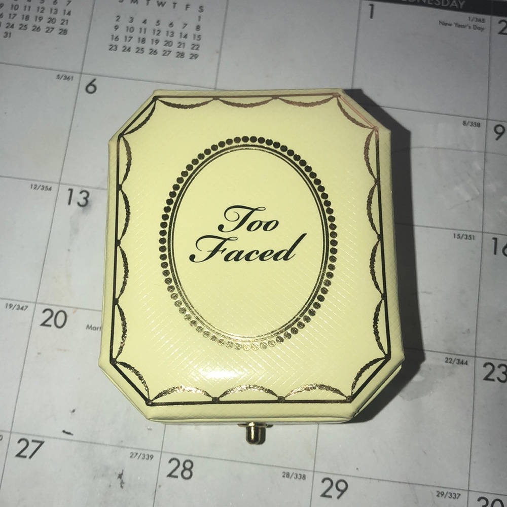 Too Faced Diamond Light Highlighter